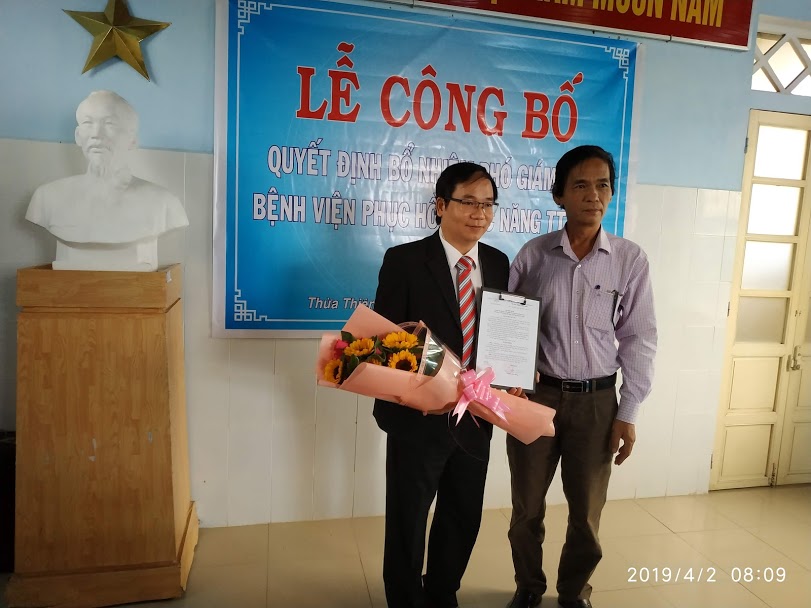 Ths.Bs Hoàng Hữu Nam - Phó Giám đốc Sở Y tế trao Quyết định và tặng hoa.